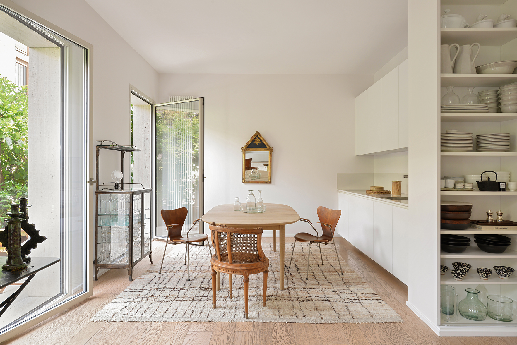 minimalist white eat-in kitchen