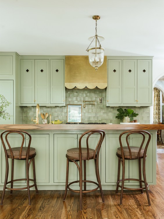 15 Green Kitchen Cabinets That Aren’t All Sage