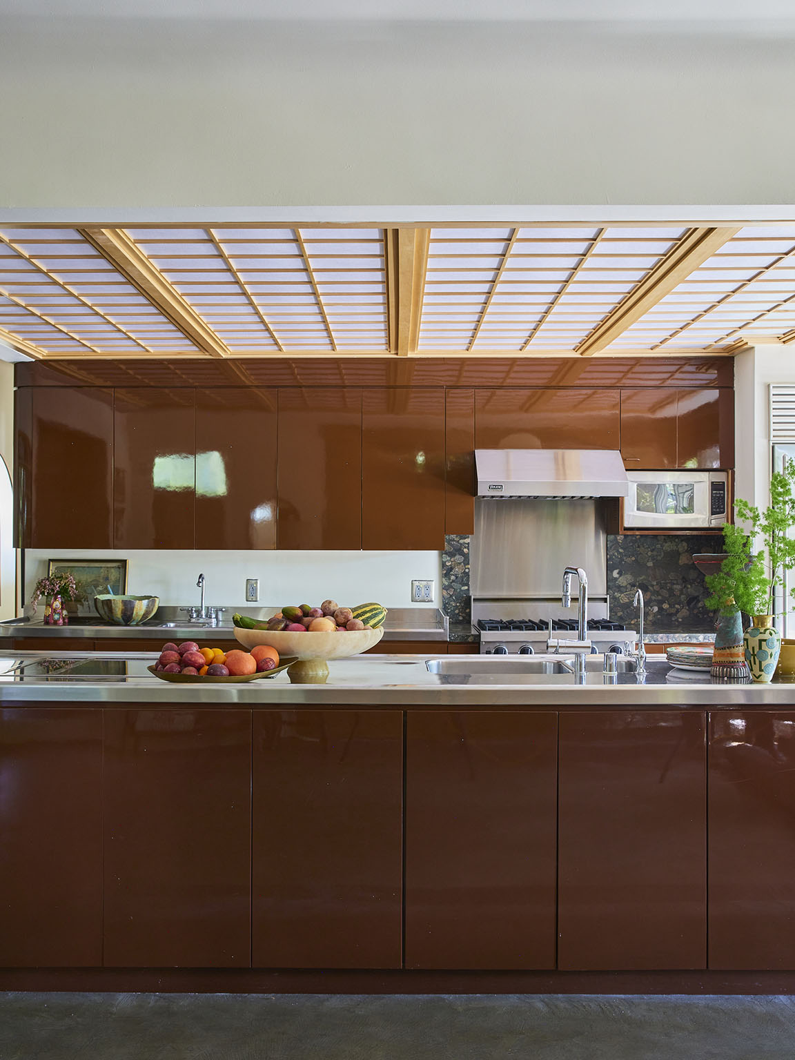 high-gloss brown kitchen with shoji screen ceilings