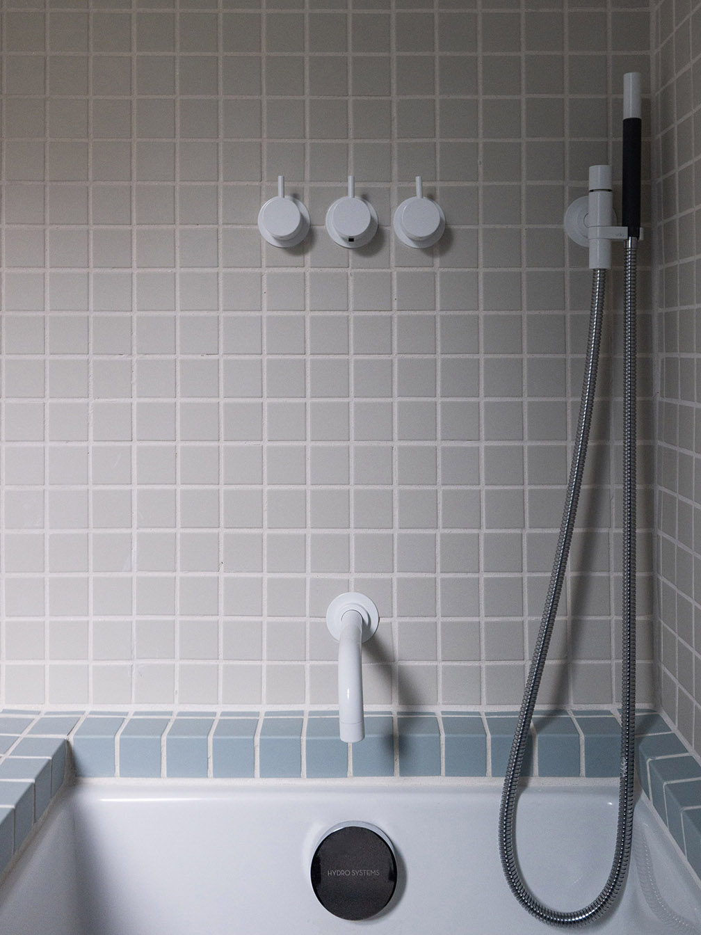 white tub fixtures