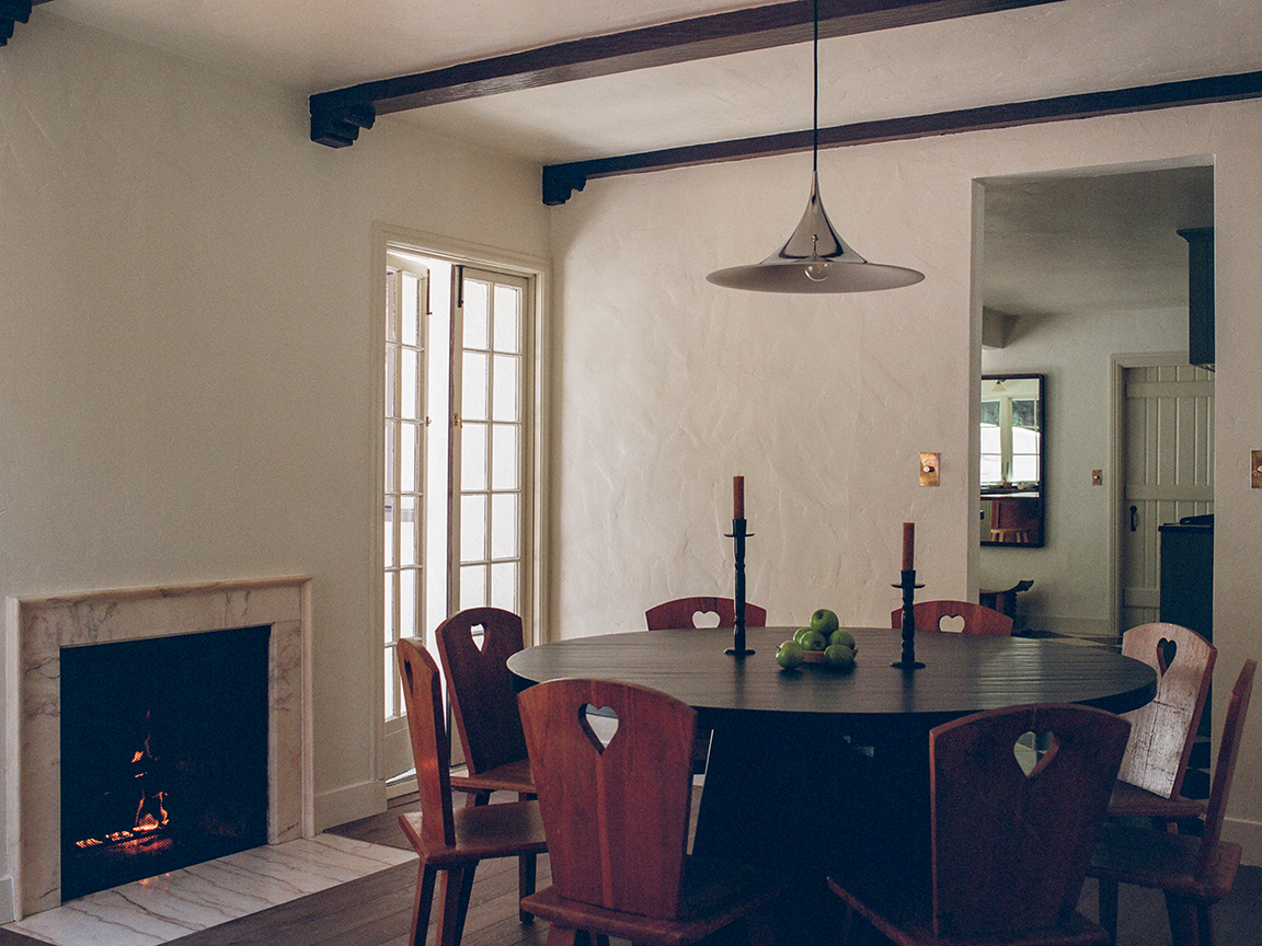 round wood dining table