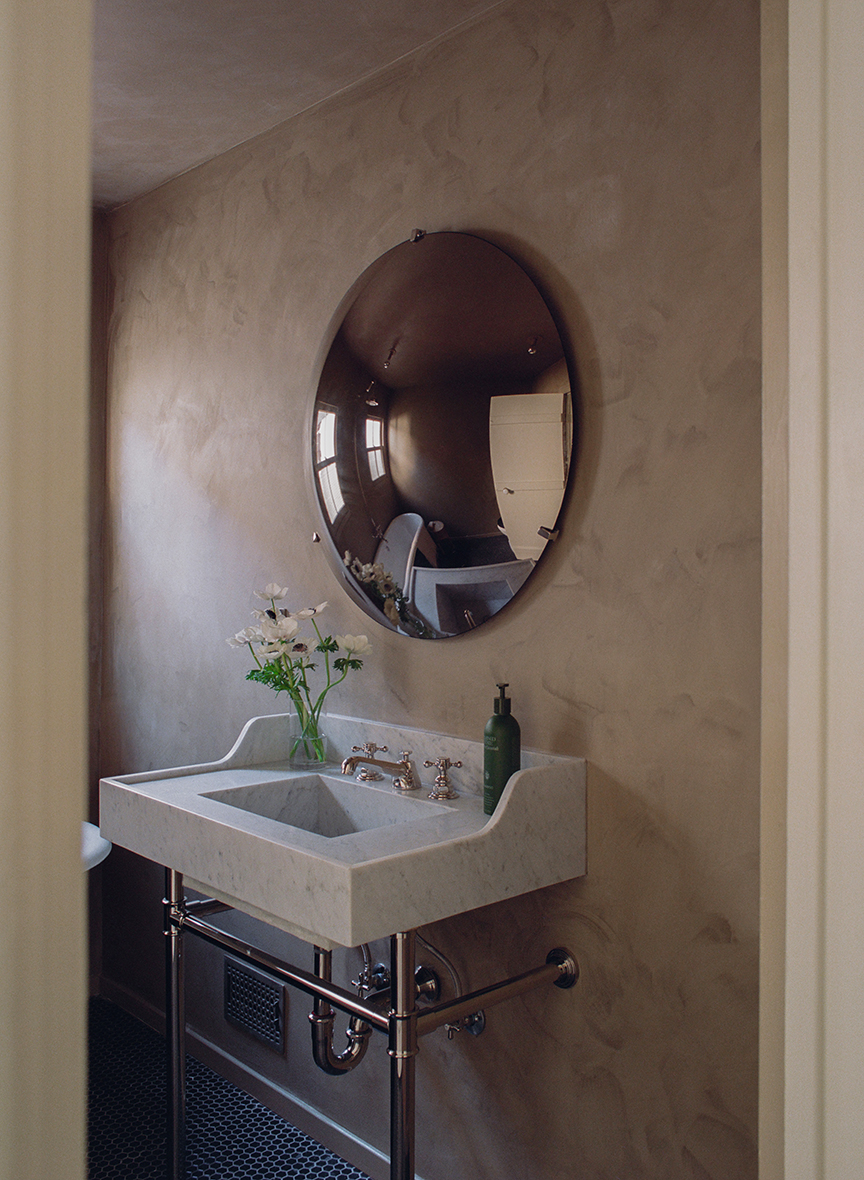 round mirror in powder room