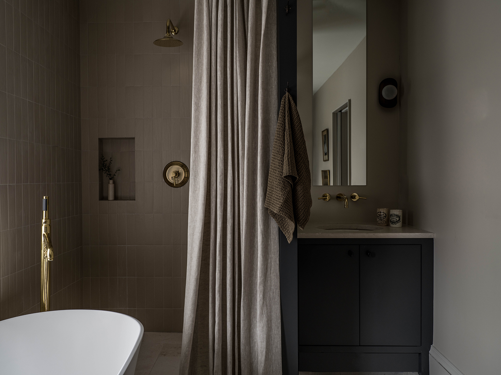 curtain next to tub