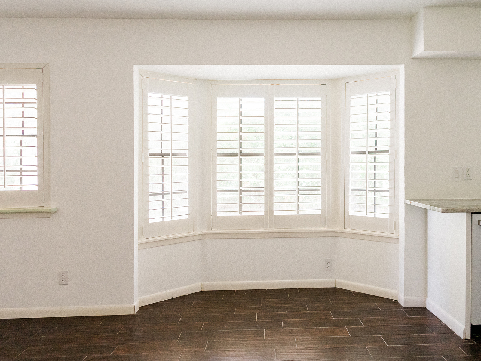 white breakfast bay window nook