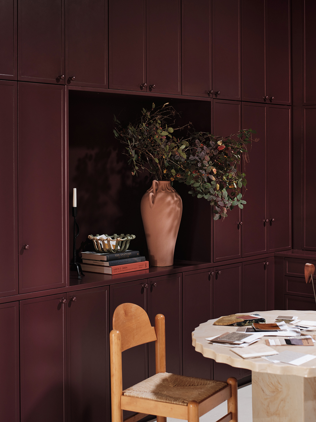 Dark cabinets with alcove for a vase