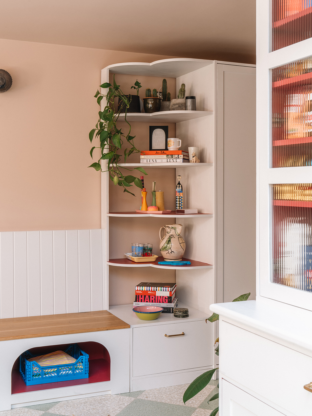 Heart-shaped open shelf