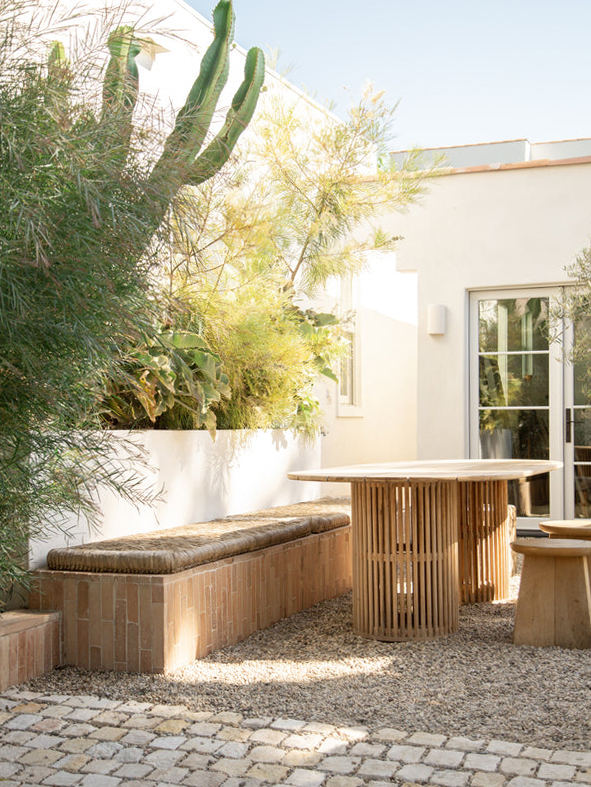 outdoor dining area with pebble hardscaping