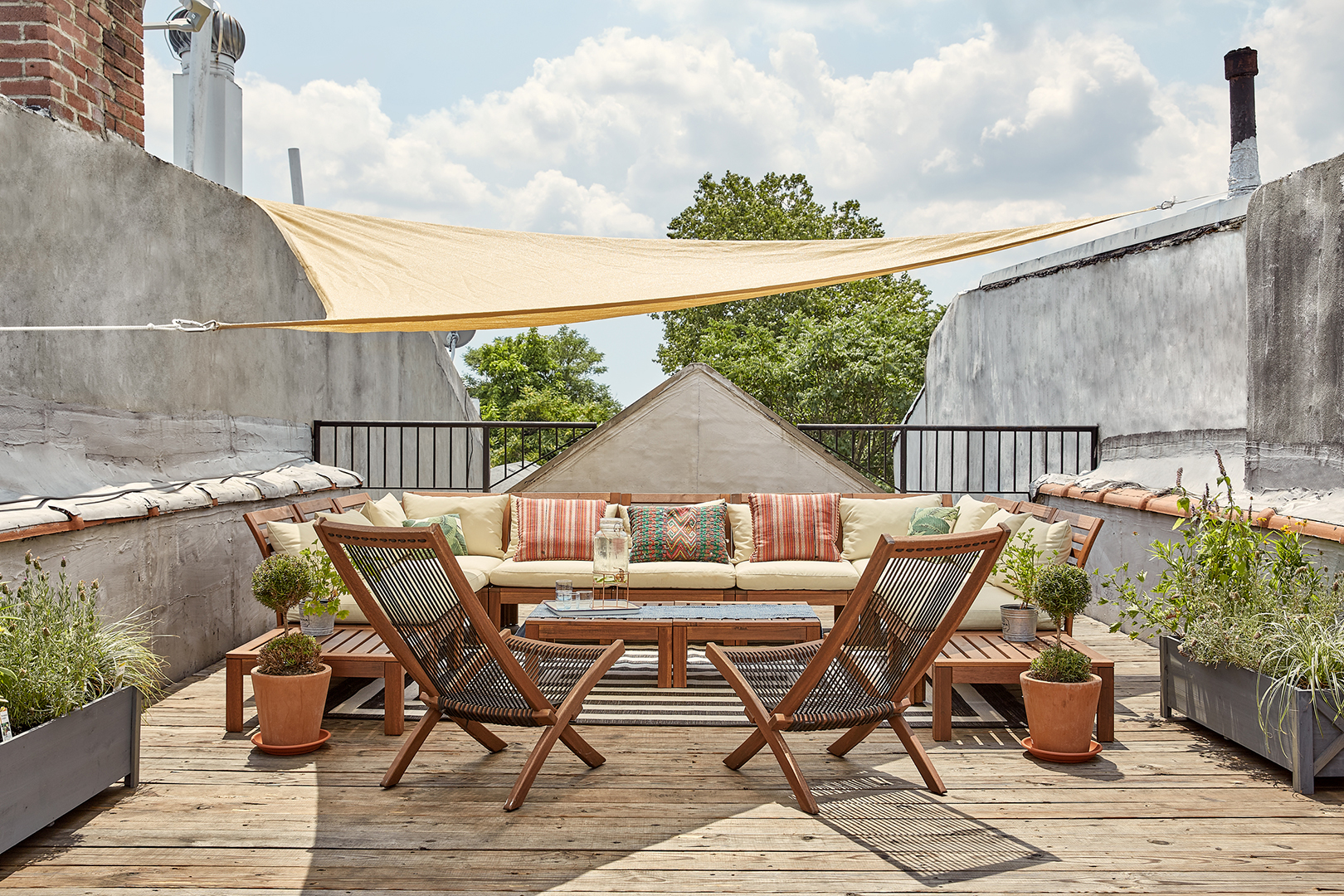 patio with shade sail