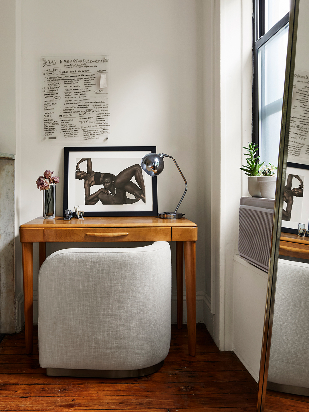 Desk with curved boucle chair