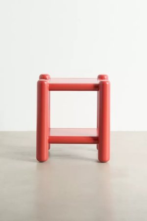  red curved table