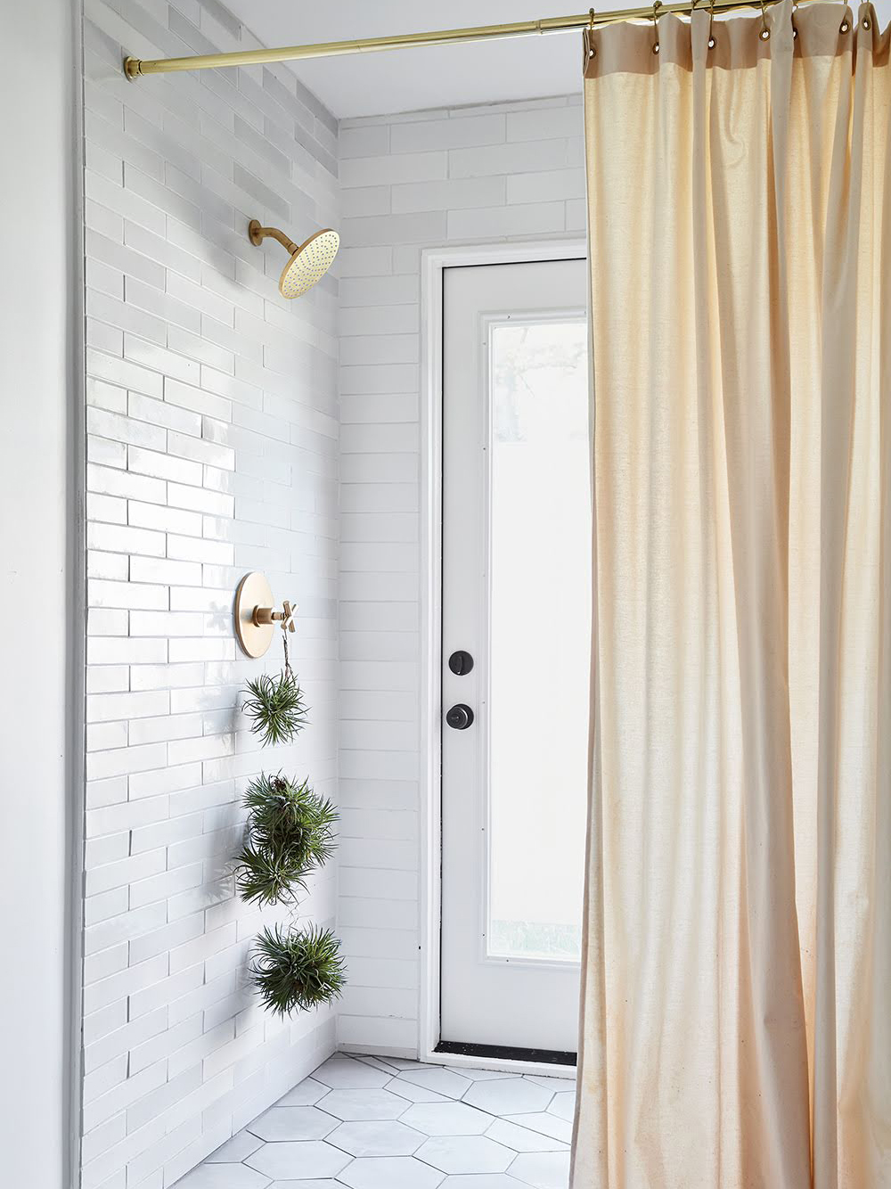 Shower stall with horizontal tile