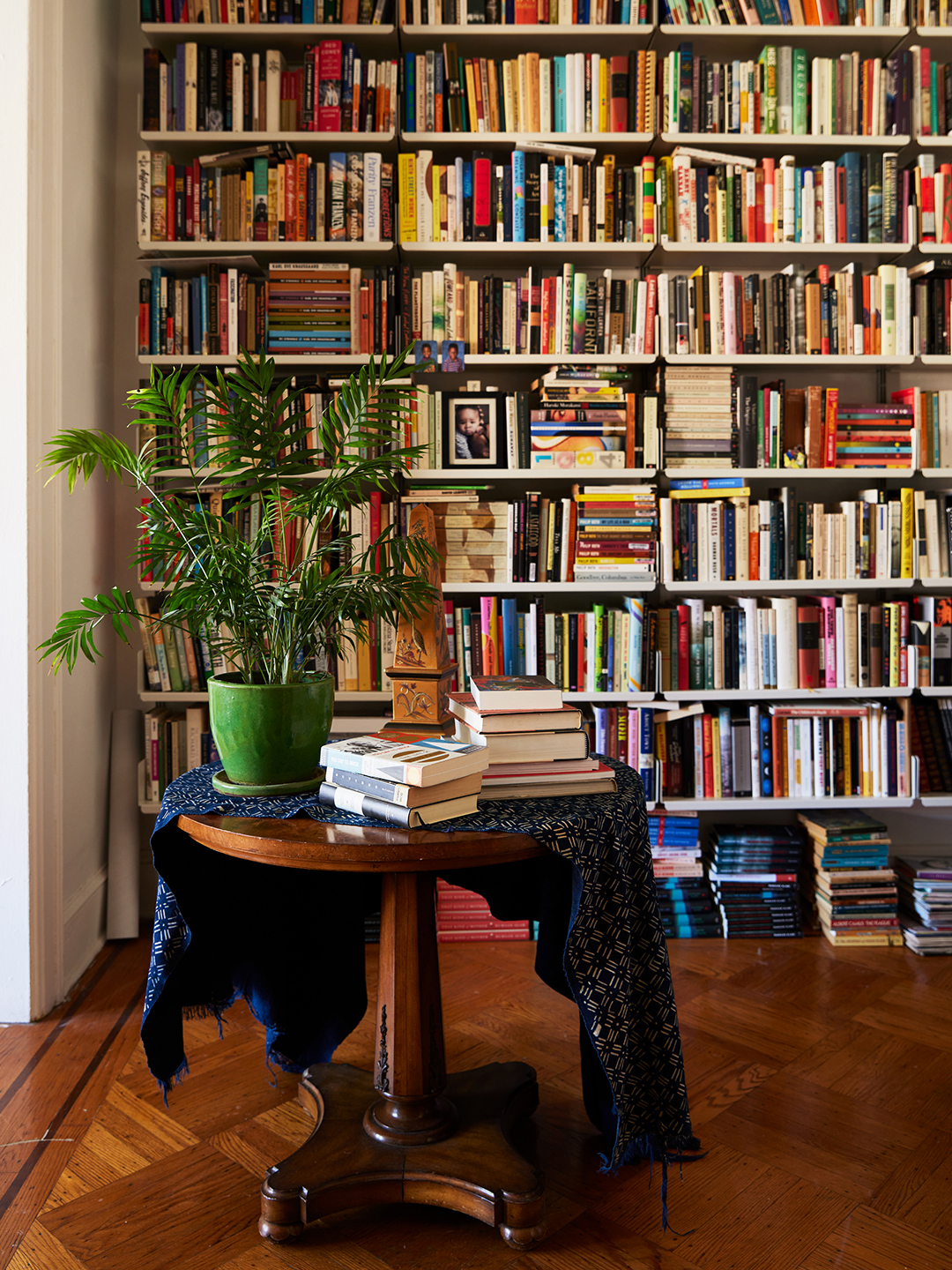 round table in front of bookshelf