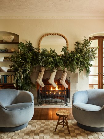 Holiday mantle