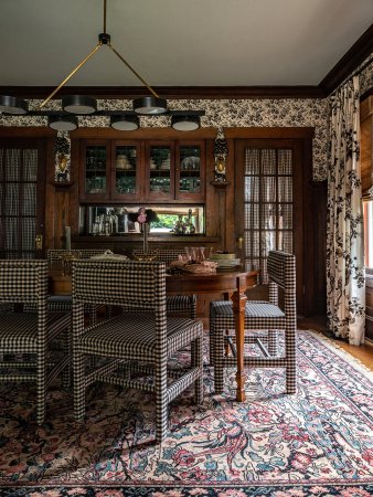 Pattern-mixed dining room