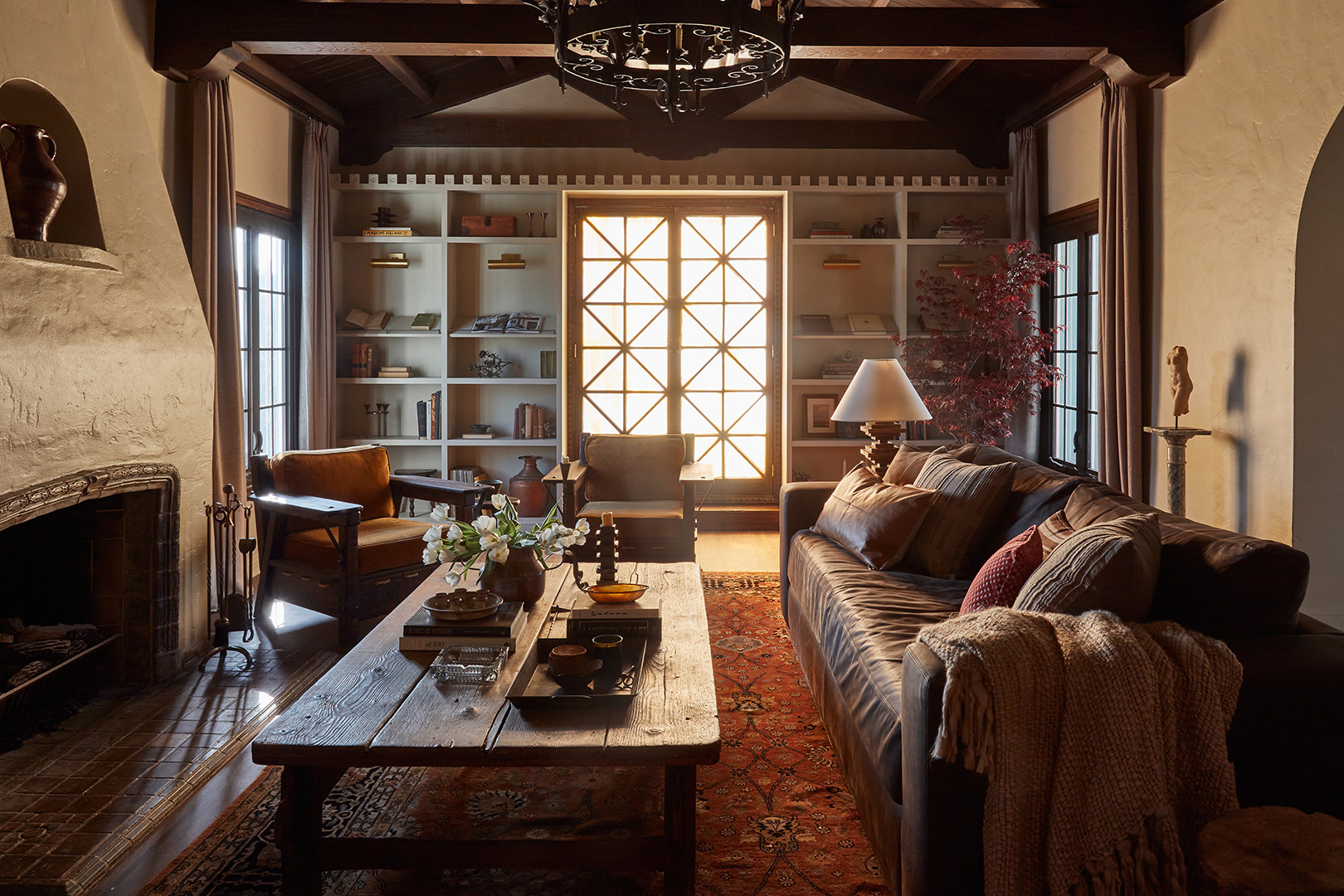 A living room with vintage furniture.