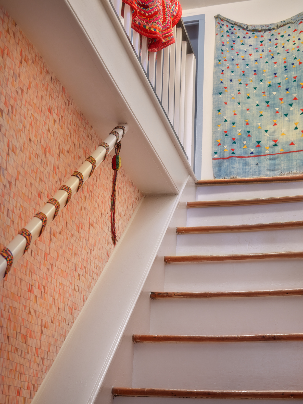 Wallpaper on the niche in the stairs.