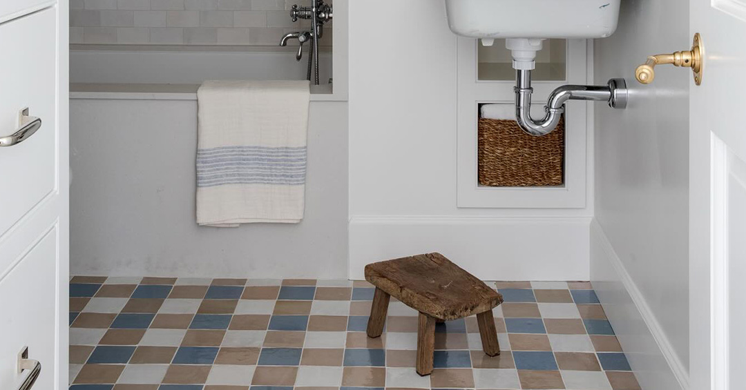 The Floor Tile Pattern We’re Seeing All Over Bathrooms