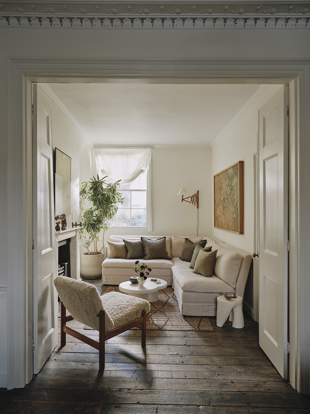 room with l shape banquette