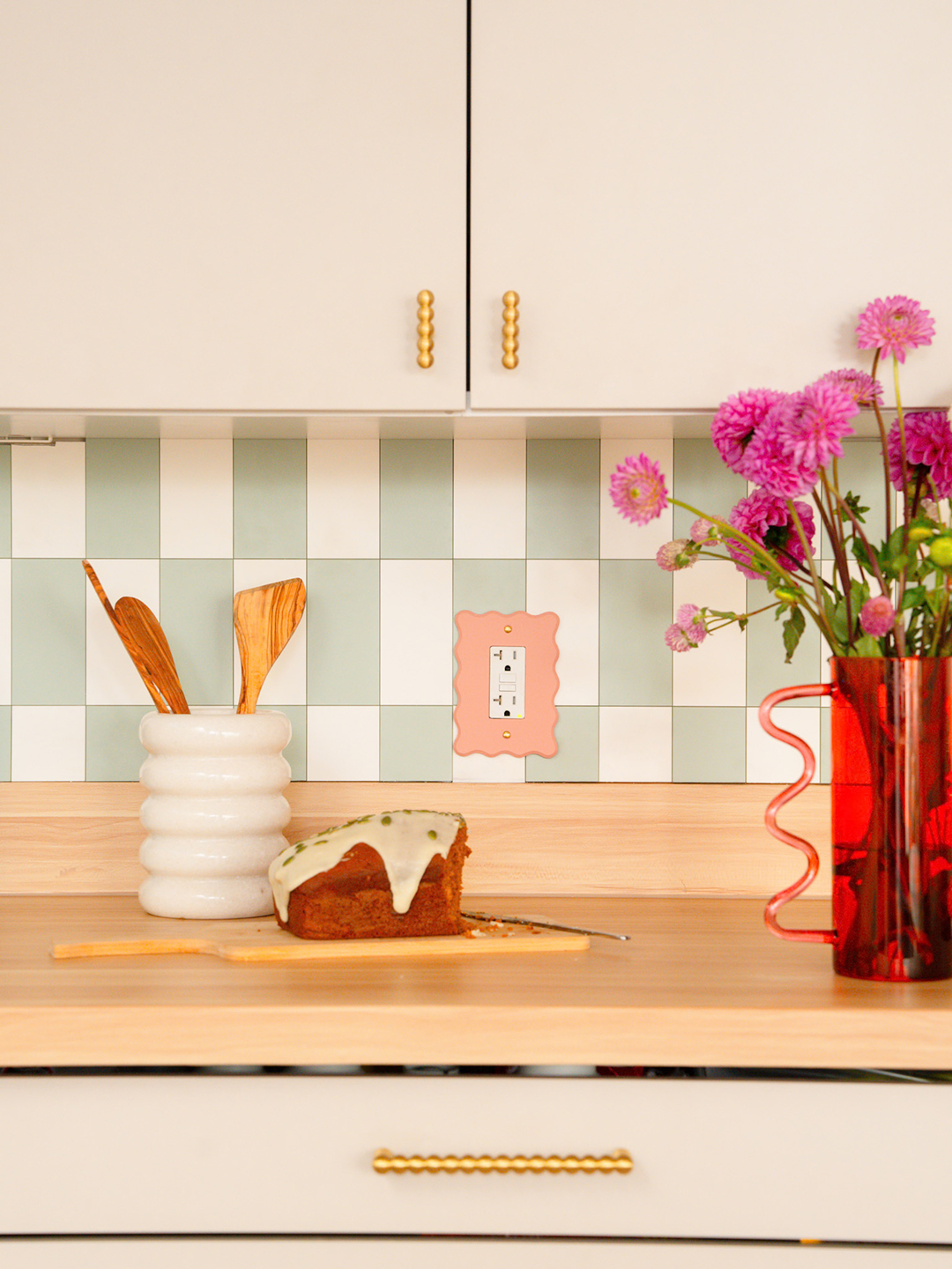 green and white backsplash