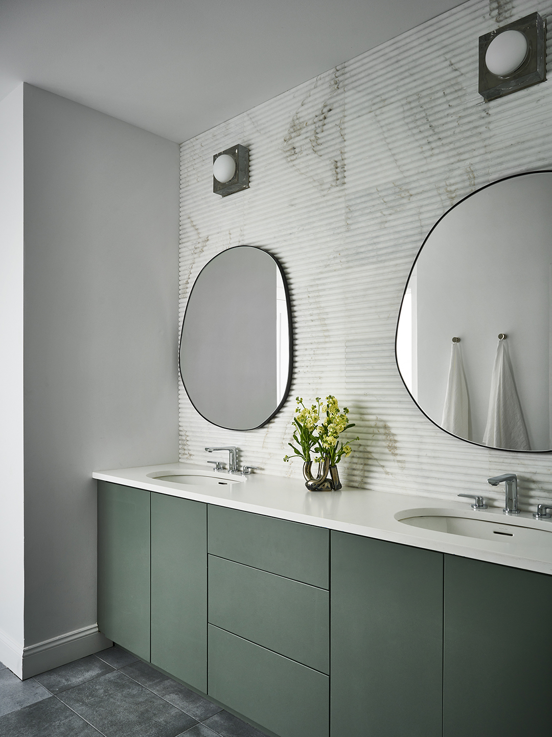 Fluted tile backsplash in a bathroom