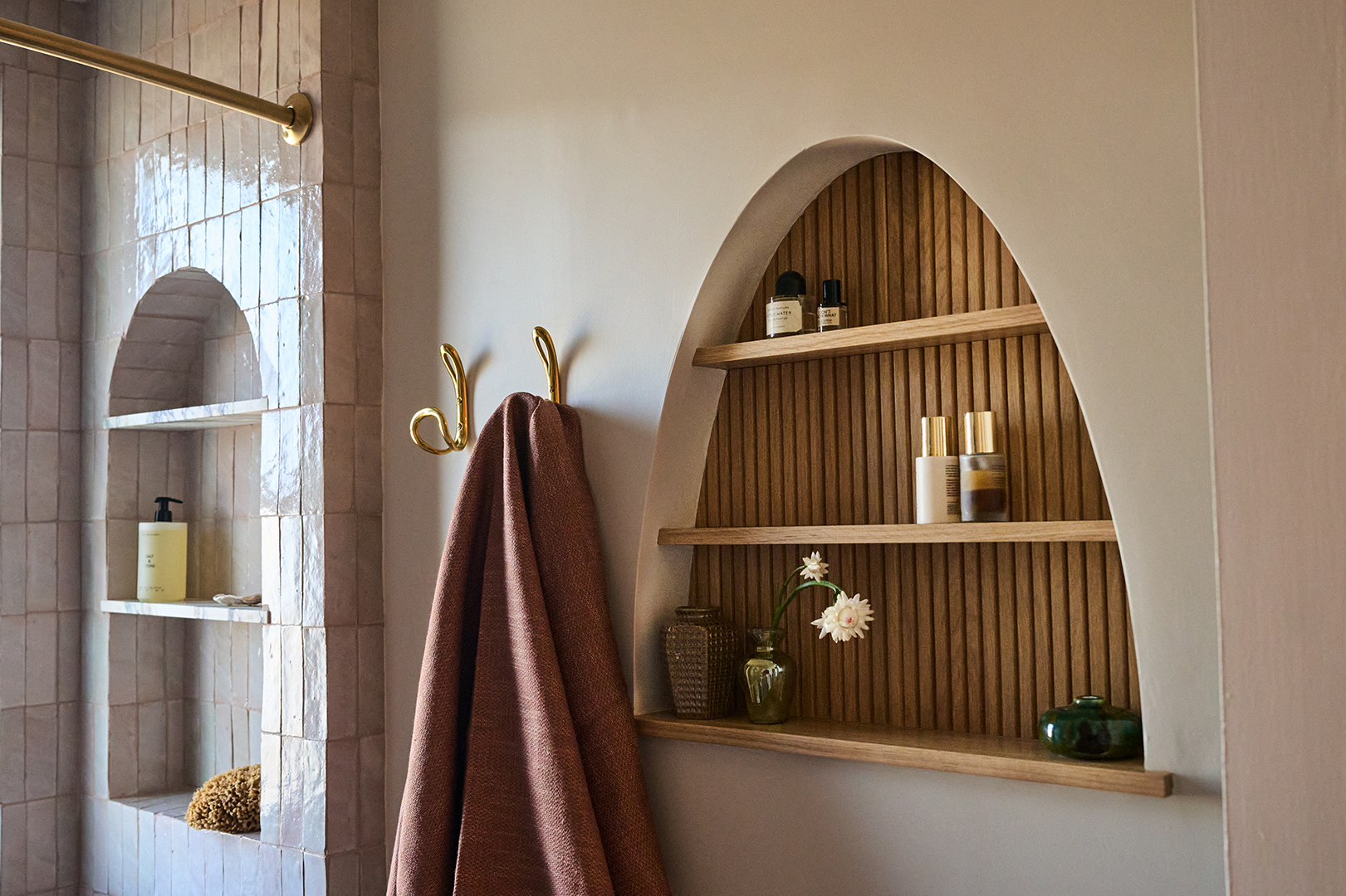 inset curved shelf with slatted wood back